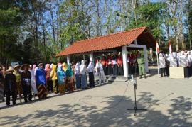 Kampung Berseri Astra Desa Bunder lakukan upacara HUTRI ke 73 di tengal Telaga Kemuning